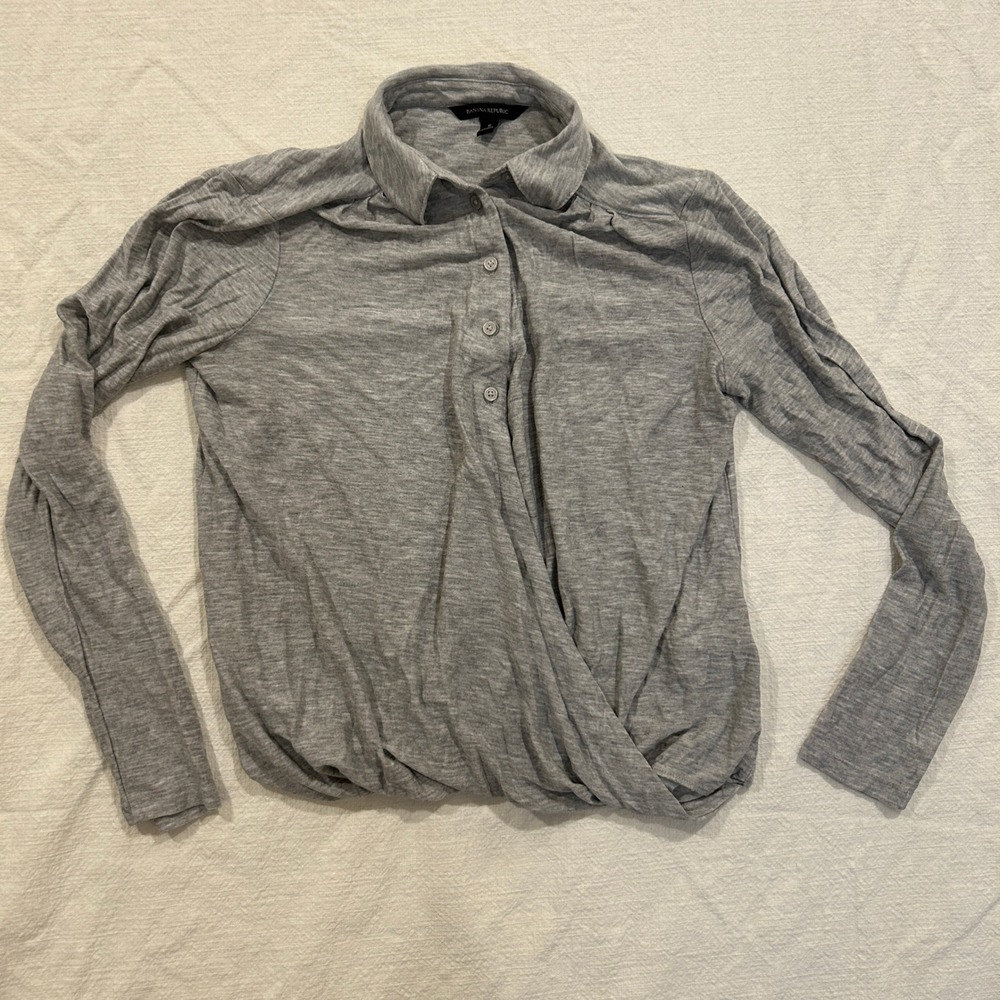 Women's Banana Republic Heather Gray Wrap Front Button Down Long Sleeve Top S‎